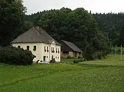 Řetová,_mandl_a_bělidlo_při_silnici_na_Horní_Sloupnici.jpg