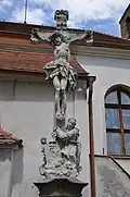 kříž u kostela