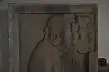 jeden z kamenných náhrobků