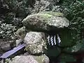 Šimenawa, kámen uctívaný šintoisty.