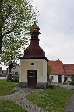 Kaple na návsi
