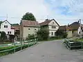 Tradiční zástavba s volně stojícími sýpkami