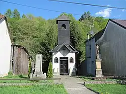 Pomník, kaple a kříž v Šarovech