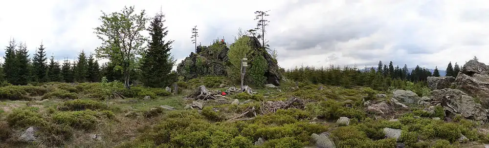 Vrcholové panorama s vrcholovým skaliskem.