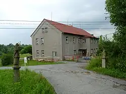 Šenov, sochy u vstupu ke kostelu Prozřetelnosti Bož.JPG