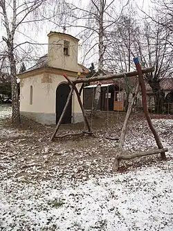 Kaplička s houpačkou