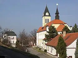 kostel svatého Mikuláše a fara (vlevo)