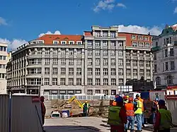 Škodův palác s probíhající výstavbou sousedního obchodního centra Quadrio (září 2012)
