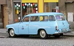 boční pohled na bleděmodrý vůz kombi