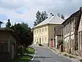 Základní škola (uprostřed) v Dolní Krupé