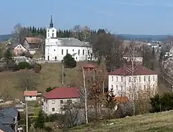 Pohled na školu a kostel od památného tisu