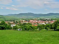 Pohled na Štítnou nad Vláří od západu, v pozadí hřeben Bílých Karpat