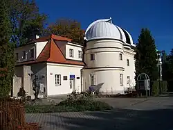Štefánikova hvězdárna a Štefánikova socha.jpg
