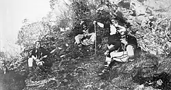 Muži ze Štirovice konverzující na svahu, 1907