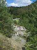 Pohled do areálu štoly z nedaleké haldy vytěžené horniny