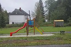 Hřiště a bývalá škola ve Žďáru