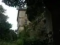 Pohled na hlavní budovu od brány