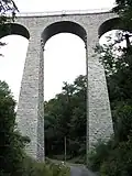 Pohled na pilíře ze silnice