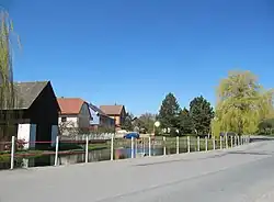 Náves s rybníkem