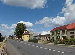 Ulicová náves s kaplí svatého Petra a Pavla
