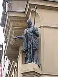 Socha vysokého muže (možná Goliáše) s kopím v ruce