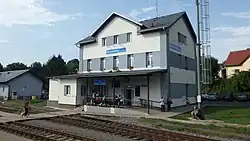 Staniční budova v srpnu 2022