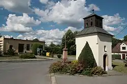 Náves s kaplí a obecním úřadem