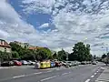 Malešická ulice u odbočky ulice Za Vackovem, pohled východním směrem