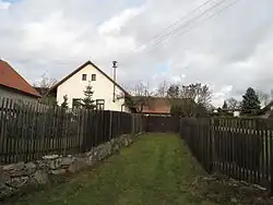 Stavení s plotem