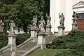 sochy světců u schodiště kostela