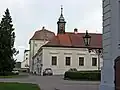 Pravé křídlo zámku se sanktusníkem kaple