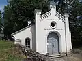 Obřadní síň u vstupu na hřbitov