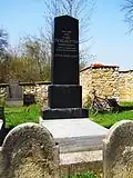 Nachází se zde staré i moderní náhrobky