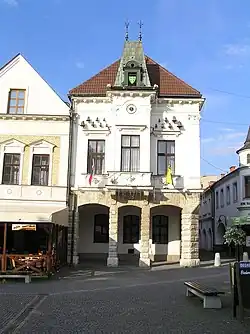 Radnice, na průčelí zvonkohra