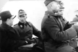 Boris Ragulja (sedící vpravo) a Radoslav Kazimírovič Ostrovskij, 1943 nebo 1944.
