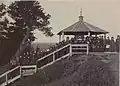 Mniži Korjažemského kláštera v roce 1908. Altán byl postaven v roce 1898 a byl umísteň dva metry západně od kostela[1].