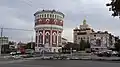 Vodárenská věž a v pozadí Orenburská státní univerzita