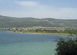 Pohled na Karinské moře, lze vidět vesnici Gornji Karin