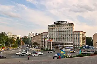 Pohled na náměstí s hotelem Dnipro