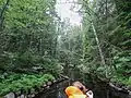 Turisté na jednom z kanálů