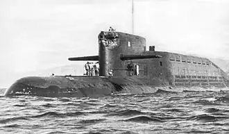 Ponorka K-433 třídy Delta III v zátoce Providěnija na Čukotce v září 1983. Věž je poškozená po kolizi s ledovcem. Patrná je vysoká nástavba pro rakety