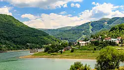 Pohled na Mavrovské jezero