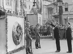 Poběguščij zdravíce nacistickým pozdravem přichází k tribuně na přehlídku rekrutů do divize SS Galizien v Lvově (18. července 1943)