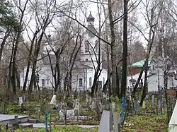 Michajlovský hřbitov v Jekatěrinburgu, v pozadí kostel Všech svatých