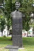 Památník v Černihivu. 17. dubna 2015 byla busta sražena a umístěna do muzea[4]