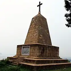 Pomník pěších pluků archangelského, vologdského, haličského, penzenského, tambovského, Kozlovského, 9. donského kozáckého, 2. kubáňského kozáckého a vlkadikavkazského kozáckého, osetínského nepravidelného jízdního pluku, 5. a 31. dělostřelecké brigády, 2. donské kozácké baterie, 1. donské horská jízdní baterie, 1. rotě 5. ženijního praporu