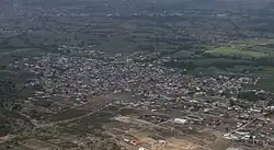 Letecký pohled, vpravo obec Čegrane
