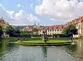 Pohled na bazén od Valdštejnské jízdárny