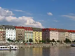 Rašínovo nábřeží s hostincem U Kalendů (první zleva)