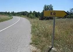 Značka u vjezdu do Kiku